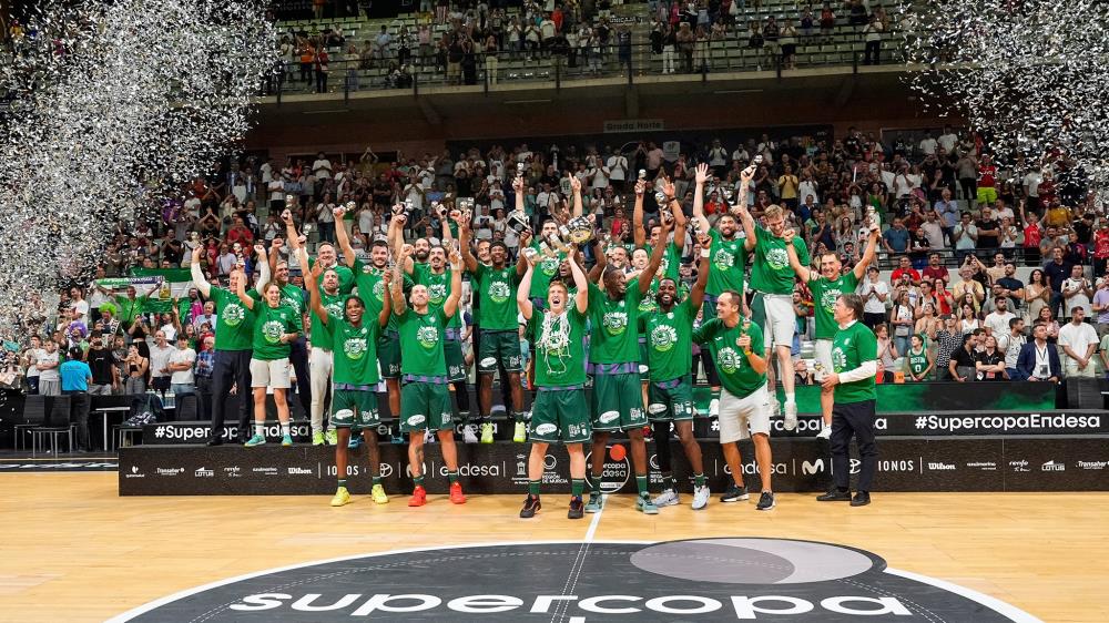 Unicaja levanta en Murcia la Supercopa ACB